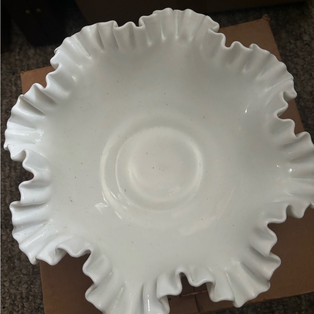 Elegant White Ruffled Edge Serving Bowl - Picture 4 of 7